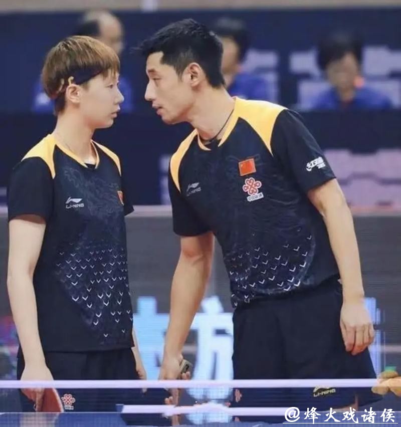 国乒大合影藏玄机：谁是最开心的男队员？旁边王曼昱的眼神亮了！